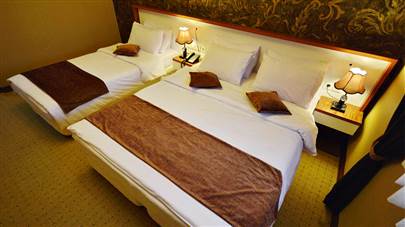 اتاق سه تخته هتل لطفعلی خان شیراز اتاق سه تخته هتل لطفعلی خان شیراز